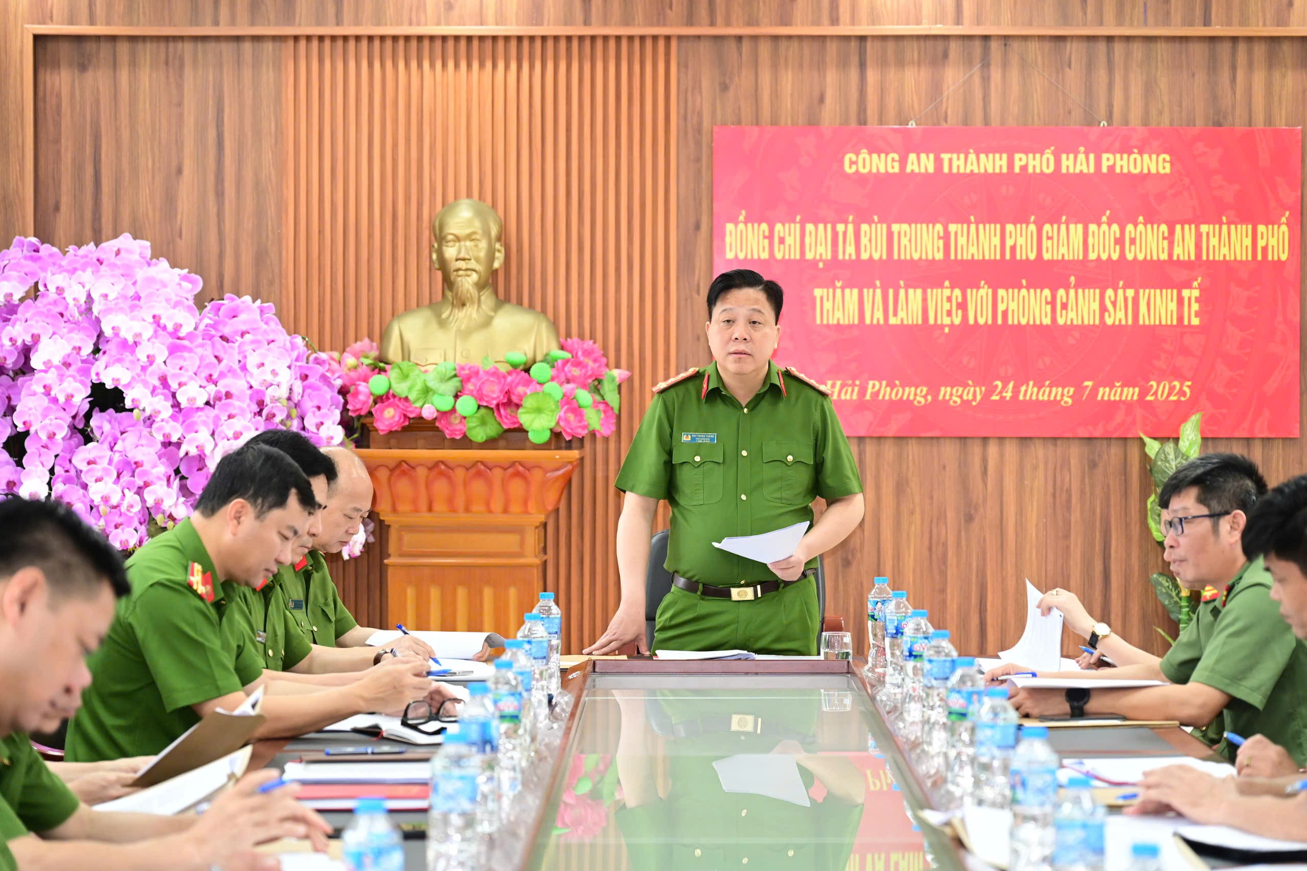 Đại tá Bùi Trung Thành tiếp xúc và làm việc với Phòng Cảnh sát kinh tế